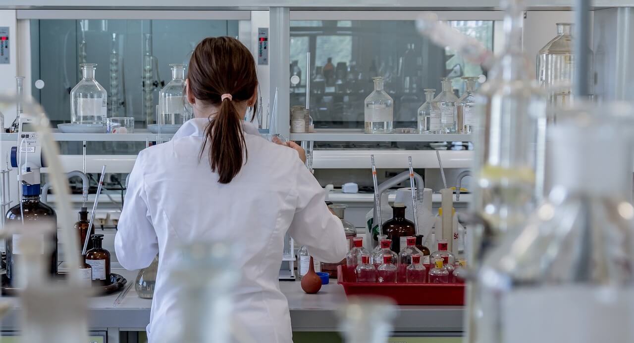 a food sensitivity test being conducted in a lab, by a technician in a white lab coat